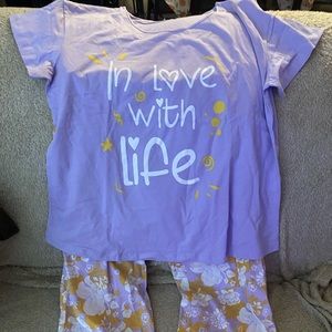 Short sleeve shirt with capris bottom.